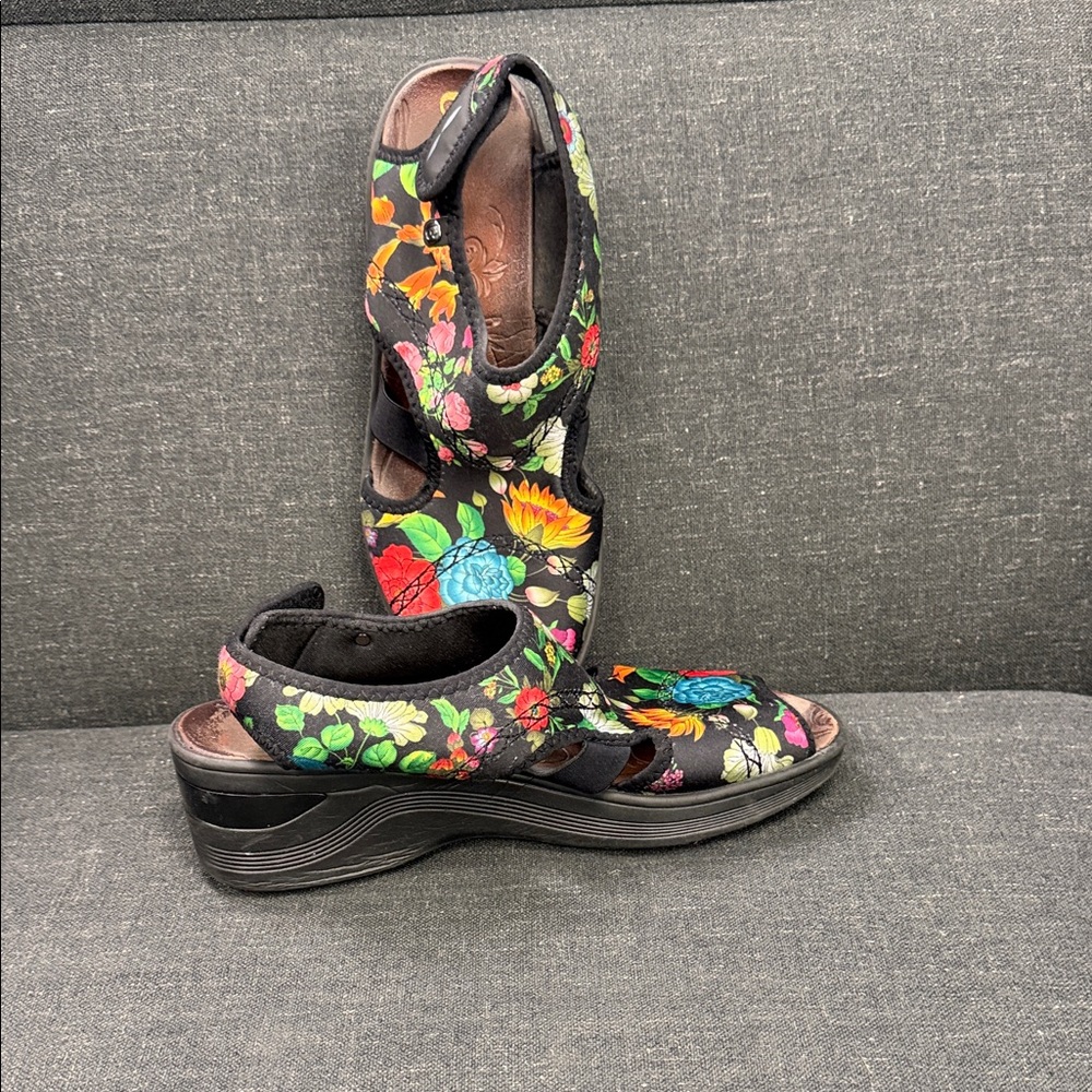 Bzees Black Floral Wedge Sandals
